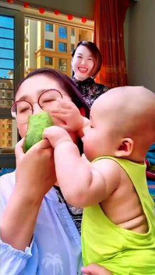 萌娃趣味吃瓜视频下载,欢乐瞬间尽收眼底