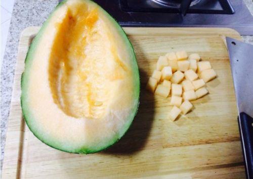 播放兔子吃哈密瓜的视频